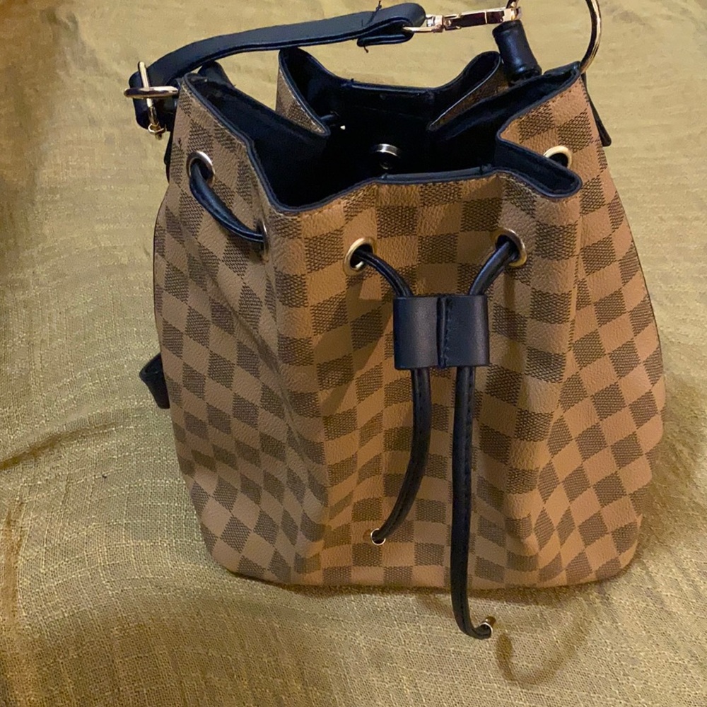 Inspired checkered bucket bag